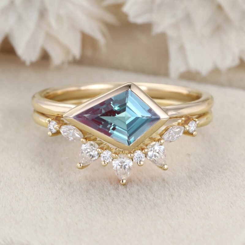 East West Bezel Engagement Ring Kite Cut Bezel Alexandrite Ring Set 14K Rose Gold Diamond Wedding Ring