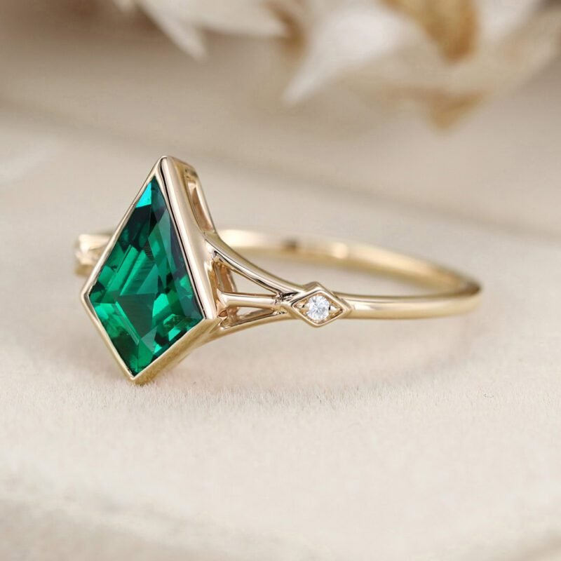Unique kite cut Lab Emerald engagement ring art deco diamond wedding band 14k Yellow gold moissanite engagement ring anniversary gift ring