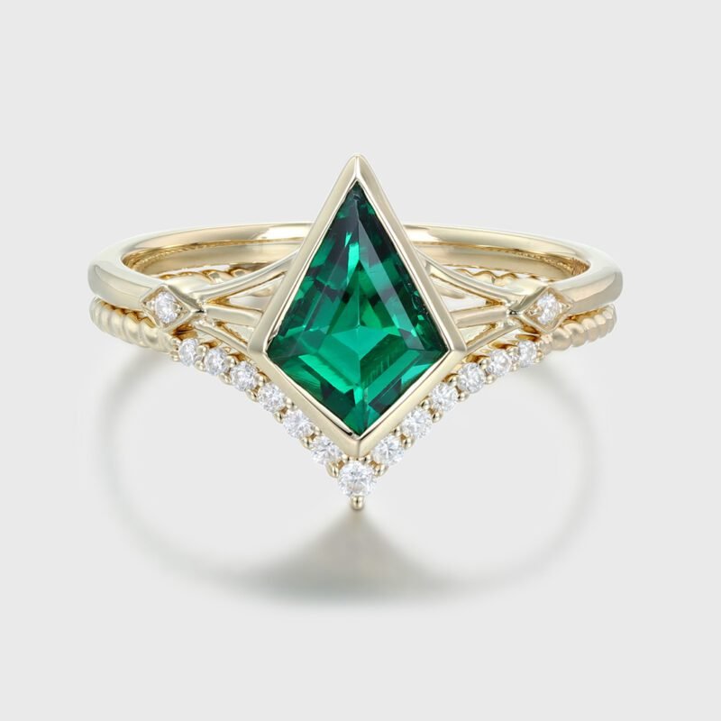 Unique kite cut Lab Emerald engagement ring set for women vintage bridal wedding ring 14k Yellow gold engagement moissanite ring set gift