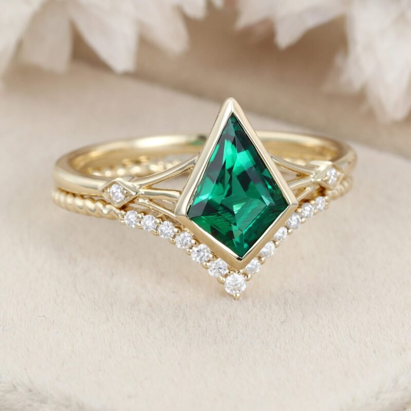 Unique kite cut Lab Emerald engagement ring set for women vintage bridal wedding ring 14k Yellow gold engagement moissanite ring set gift