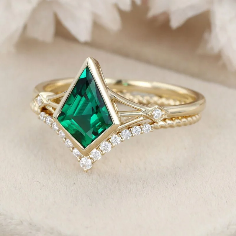 Unique kite cut Lab Emerald engagement ring set for women vintage bridal wedding ring 14k Yellow gold engagement moissanite ring set gift