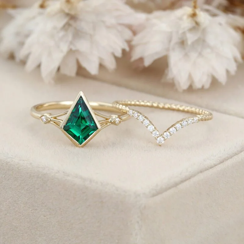 Unique kite cut Lab Emerald engagement ring set for women vintage bridal wedding ring 14k Yellow gold engagement moissanite ring set gift